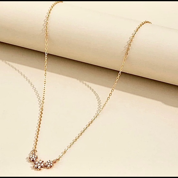 NWTS! Moda Brand Crystal Goldtone Flower Necklace. - Picture 3 of 6